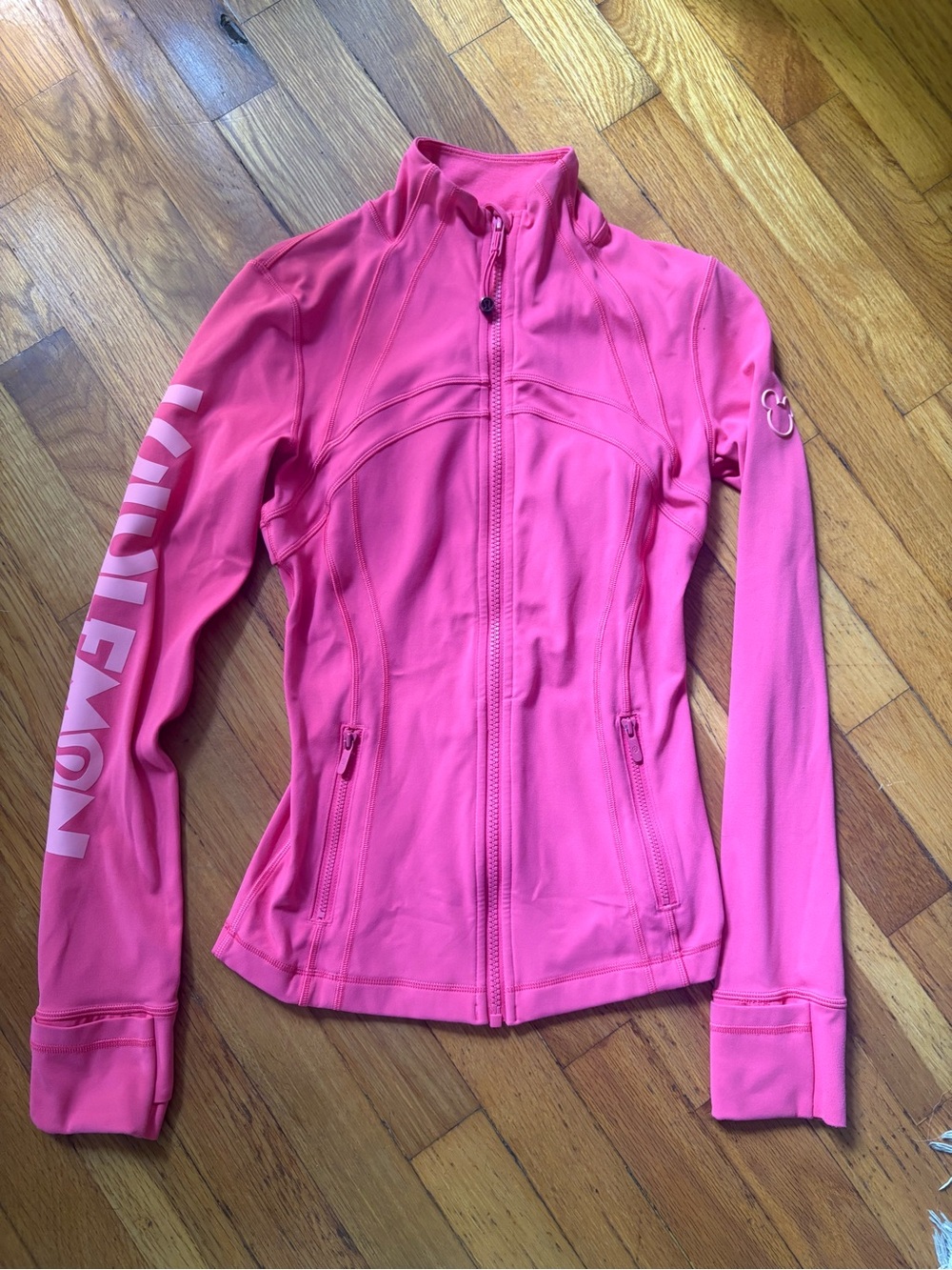 Disney x lululemon
Define Jacket Nulu lipgloss pink limited edition